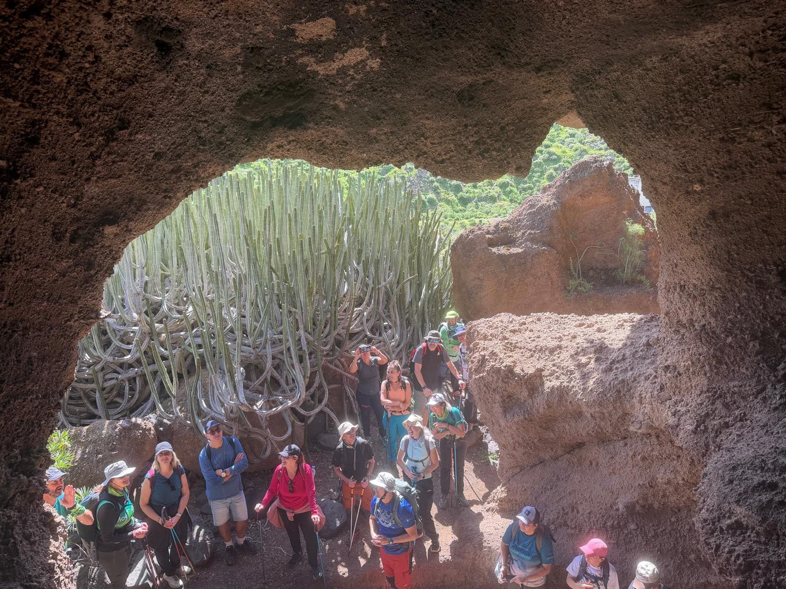 Inmejorable foto con las cuevas y el mejor grupo